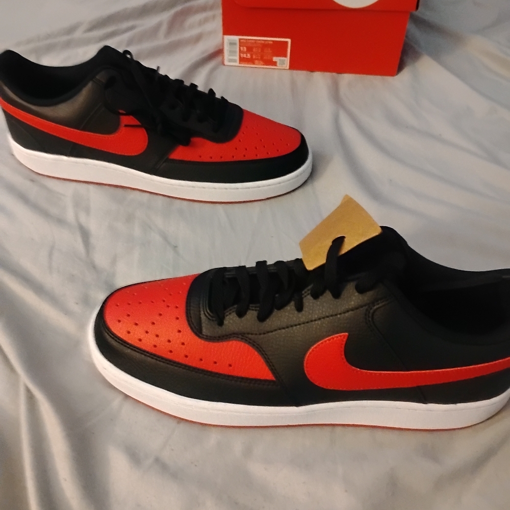 Nike Men's Black and Red Sneakers